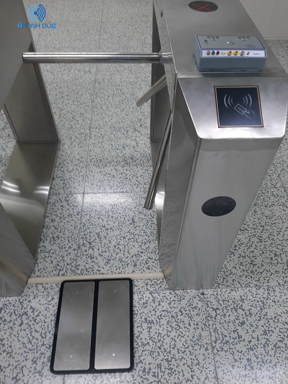 cổng xoay 3 càng tại quận 3 của thánh đức