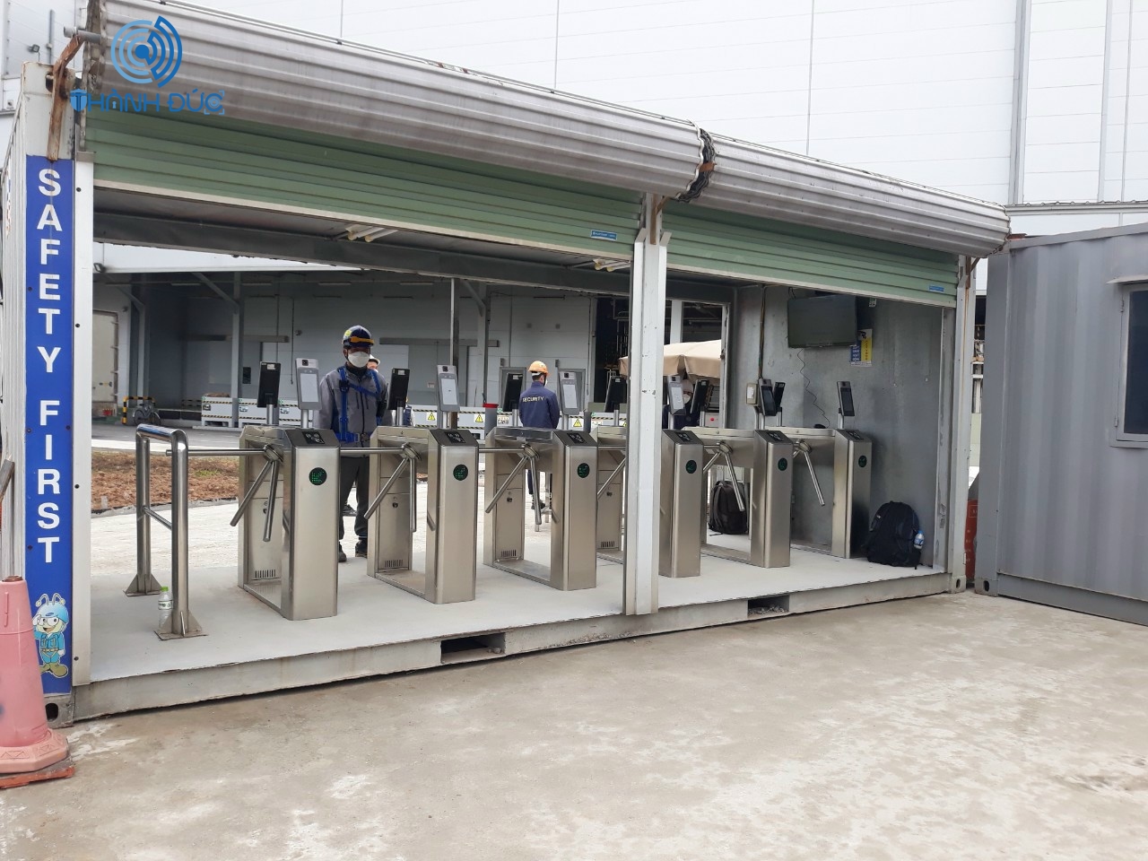 Cổng xoay 3 càng tại Quận 8