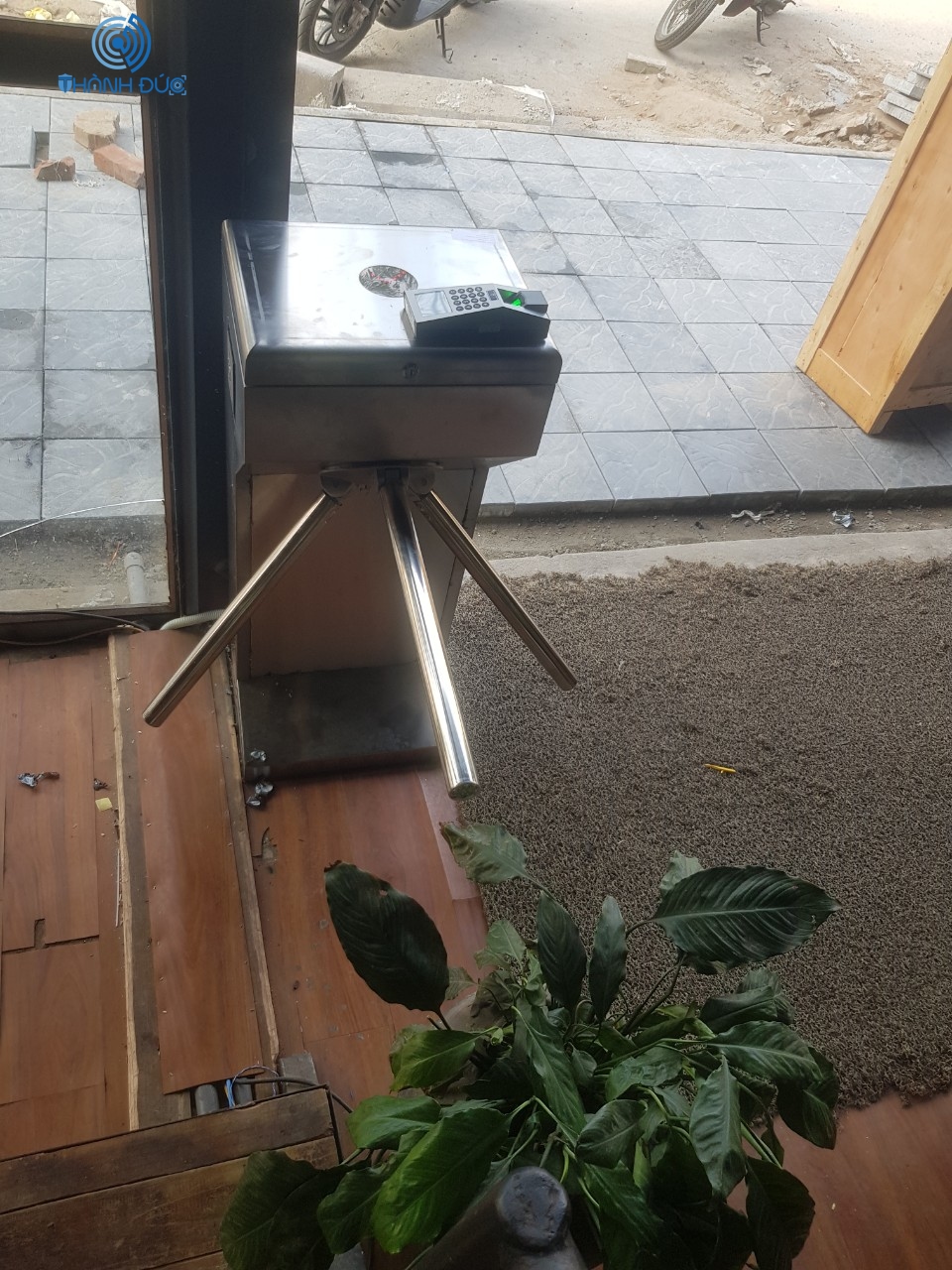 Đặc điểm nổi bật của cổng xoay 3 càng tại Ba Vì