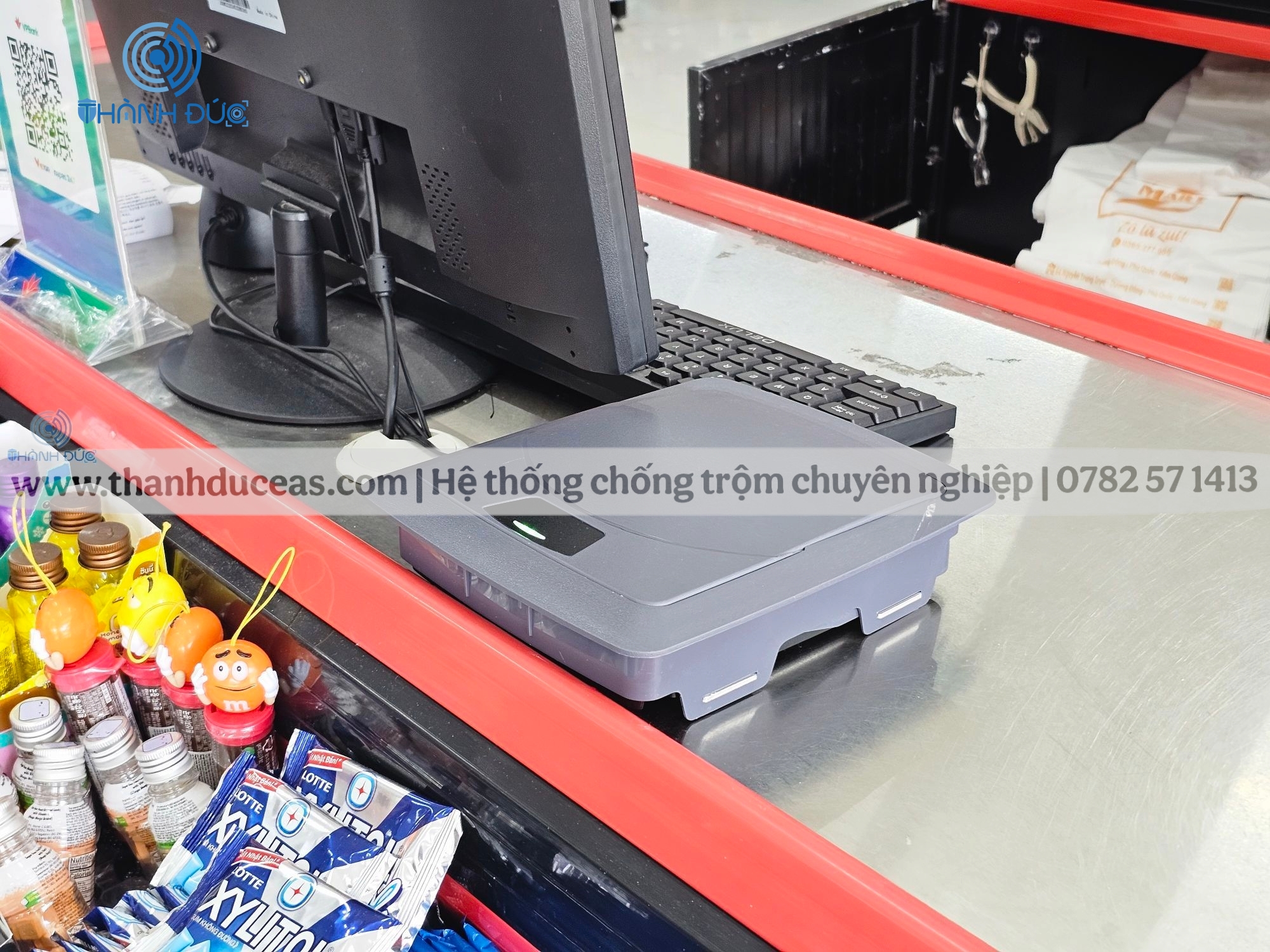 Phụ kiện đi kèm cổng từ an ninh: Tem từ, bộ gỡ tem, bộ khử từ