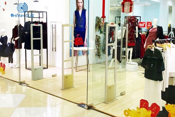 Ứng Dụng Cổng Từ An Ninh Trong Ngành Thời Trang 